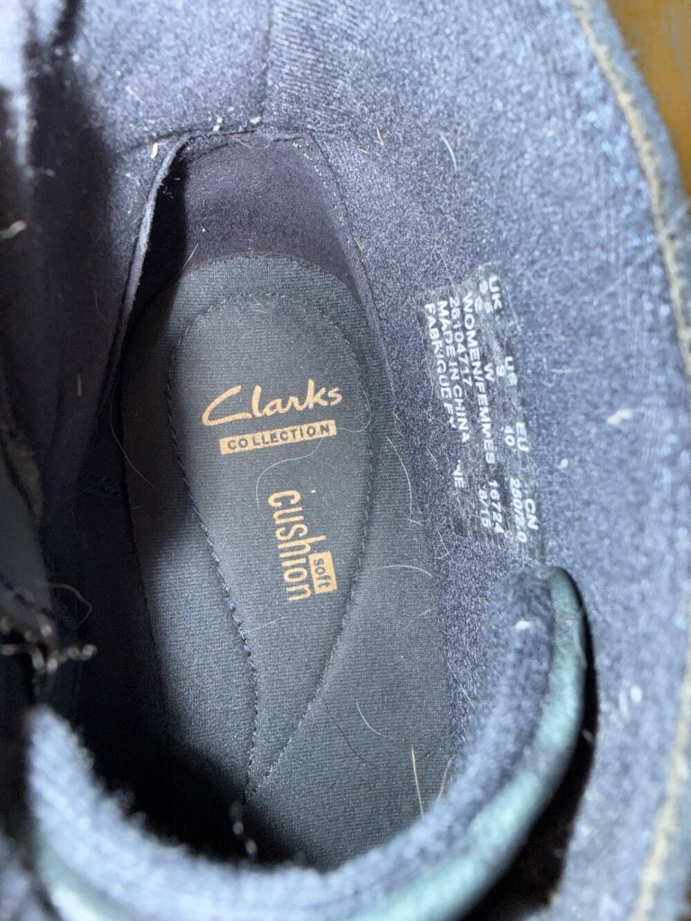Clarks Collection soft cushion classic black lace-up ankle boots. Size 9 - Picture 2 of 7